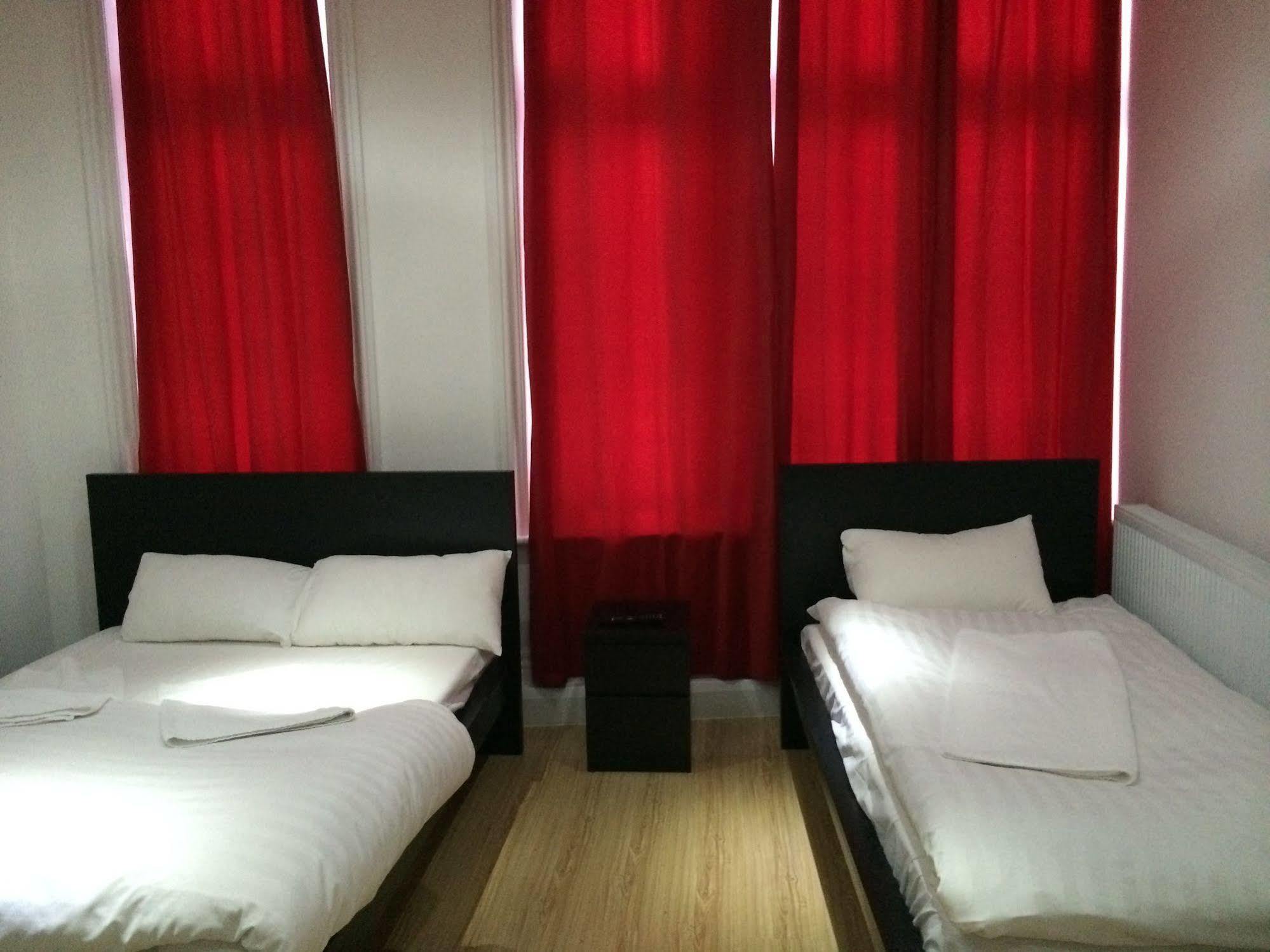 Duke Of Fife Hotel Баркинг Екстериор снимка