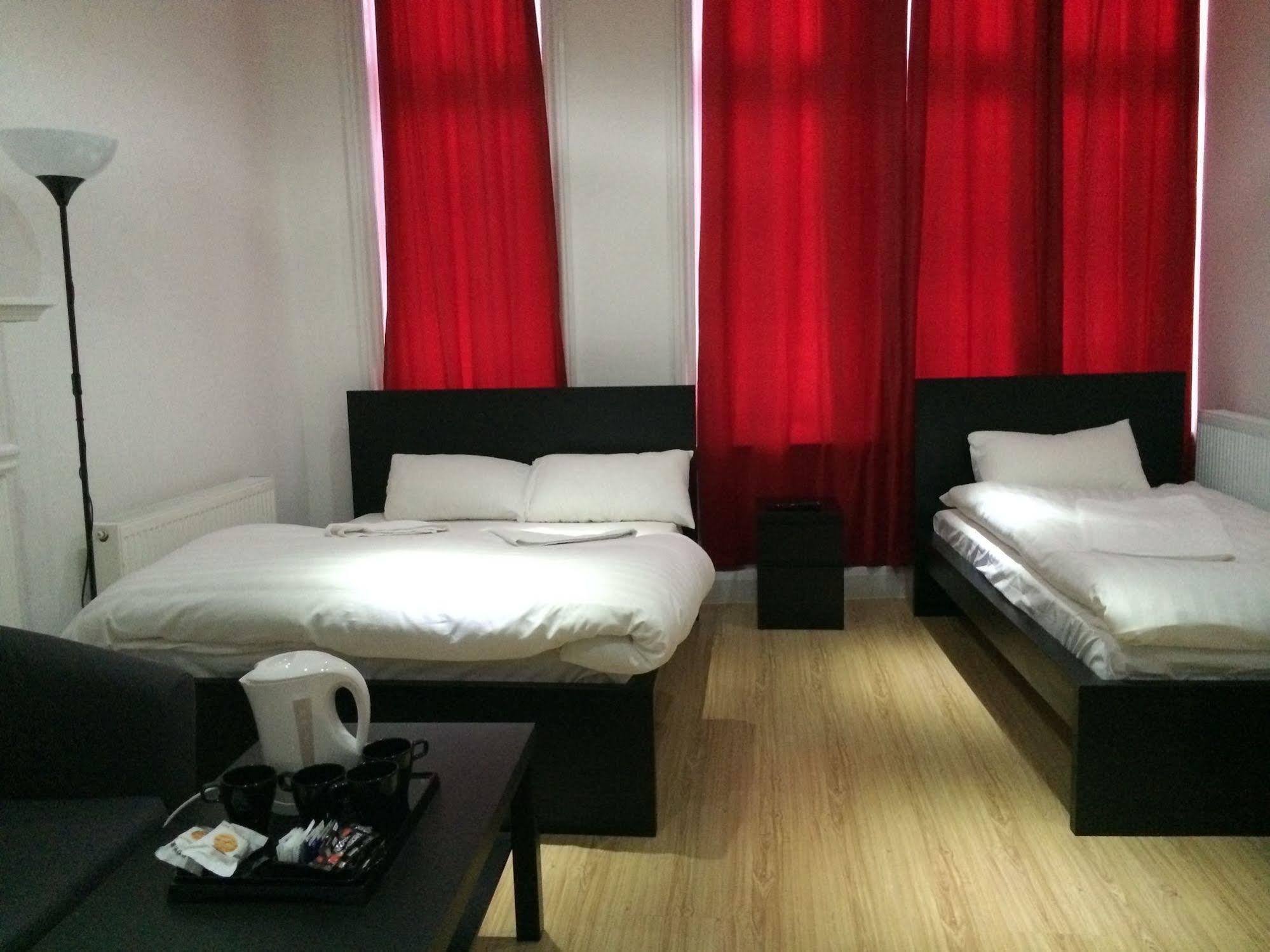 Duke Of Fife Hotel Баркинг Екстериор снимка